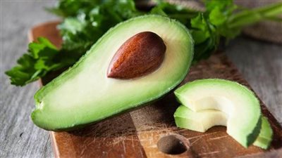 ما العلاقة الصحية بين تناول الأفوكادو ومشاكل القلب والأوعية الدموية؟