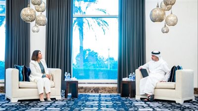 وزير الخارجية الاماراتي والمنقوش يبحثان تعزيز العلاقات الثنائية بين البلدين