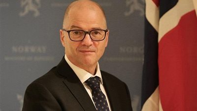فضيحة جنسية تطيح بوزير الدفاع النرويجي