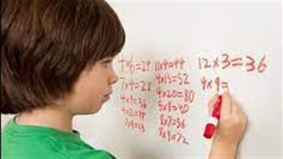 يمكن استهدافها لتحسين التعلم.. علماء يكتشفون دائرة دماغية تعزز مهارات الرياضيات لدى الأطفال