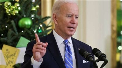 فيديو يكشف عن موقف محرج للرئيس الأمريكي أمام العدسات