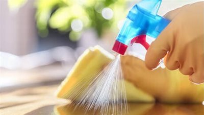 فعالية منتجات التنظيف المنزلية الشائعة في تعطيل SARS-CoV-2 على الأسطح