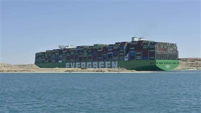قناة السويس تشهد عبور السفينة العملاقة 