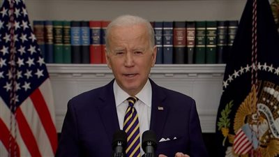 فيديو يكشف سلوك غريب من الرئيس الأمريكي