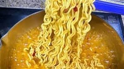 تعرف على الأضرار الخطيرة لتناول الإندومي على الأطفال.. وطبيب يوضح