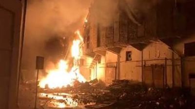 مصر.. حريق ضخم قرب فيلا عادل إمام