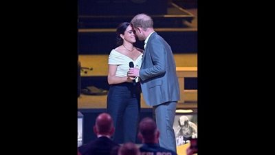  بقبلة جريئة.. الأمير هاري وزوجته ميجان ماركل يكسران التقاليد البريطانية الملكية (صور)