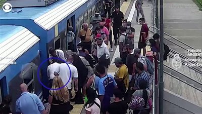 شاهد.. كيف نجت امرأة سقطت أسفل قطار متحرك بأعجوبة من الموت ؟