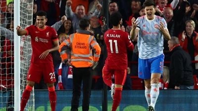 ليفربول يُسقط مانشستر يونايتد ويقفز لصدارة الدوري الإنجليزي