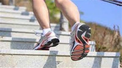 معاكسًا للحقيقة الشائعة.. الفائدة الصحية من نزول السلالم لا صعودها