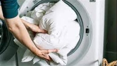 خبراء يكشفون.. هل من الآمن غسل لحافك في الغسالة؟