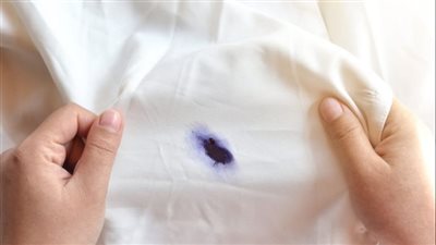 تعرف على كيفية إزالة الحبر من الملابس البيضاء