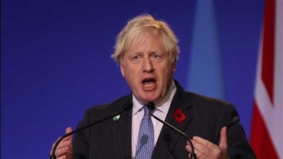 على الرغم من اعتذاره مرات عدة.. رئيس الوزراء البريطاني يتعرض لضغوط (الأسباب)