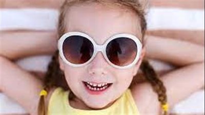  لحماية نظر الطفل.. نصائح لاختيار النظارة الشمسية
