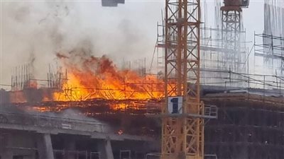 بالصور.. السيطرة على حريق مستشفى تحت الإنشاء بأكتوبر