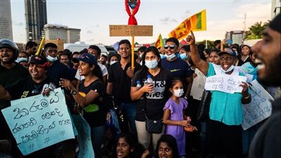 شاهد.. كيف أثار نقص الوقود الحاد في سريلانكا احتجاجات في سائر أنحاء الجزيرة؟