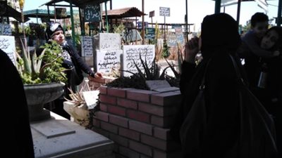  انهيار الفنانة المصرية سمية الخشاب وهي تلقي نظرة الوداع على والدتها