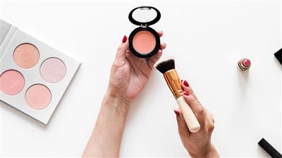 كيف يمكن للمرأة اختيار أحمر الخدود المناسب؟