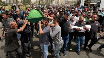 عائلات المهاجرين تشيع الذين لقوا حتفهم بعد غرق سفينتهم قبالة الساحل الشمالي للبنان 