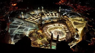 شاهد.. صور مهيبة تظهر امتلاء المسجد الحرام وساحاته بالكامل في ليلة 25 من رمضان