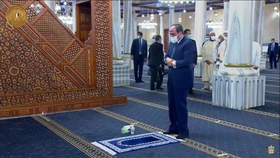  بعد تجديده.. السيسي يؤدي الصلاة في مسجد الحسين