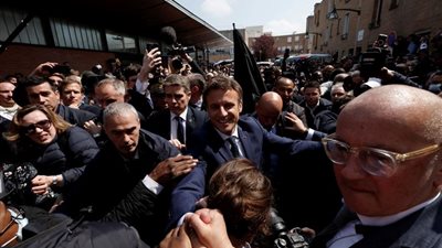 هكذا استقبل الفرنسيون ماكرون في أول جولة ميدانية له منذ فوزه بالإليزية