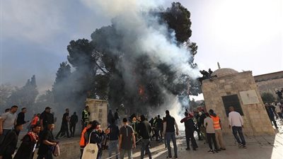 قوات الاحتلال تطلق قنابل الغاز تجاه مصلين بالمسجد الأقصى