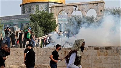  تقارير إعلامية فلسطينية: إطلاق القوات الإسرائيلية قنابل الغاز تجاه المصلين في باحات المسجد الأقصى