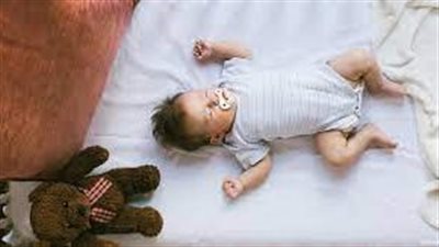 هل يساعد استخدام آلة الضوضاء البيضاء على النوم بسرعة أكبر؟