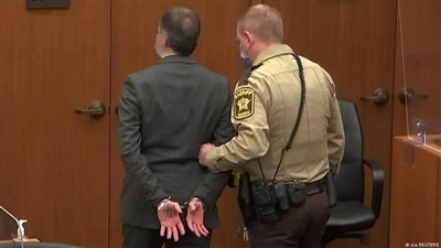 الشرطي السابق المدان بقتل جورج فلويد يطلب من المحكمة إلغاء إدانته.. فماذا طلب محاموه؟