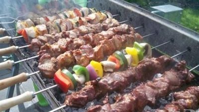 طبيب روسي: المواد المسرطنة تتكون أثناء الدخان واحتراق الدهون عند شي اللحم على الفحم