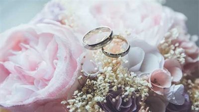 تحول مثير للأحداث.. عريس يصل متأخرا إلى زفافه ويفاجأ بزواج العروس من قريبها!