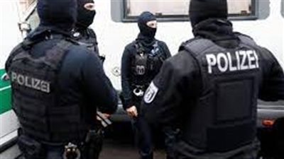 متظاهرون يشعلون النار بحاجز في لايبزيج شرقي ألمانيا عشية عيد العمال