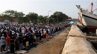 شاهد.. المسلمون يؤدون صلاة عيد الفطر المبارك في عدة دول