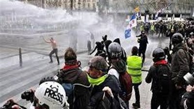  الشرطة الفرنسية تشتبك مع متظاهرين في التجمعات الجماهيرية التقليدية في عيد العمال في باريس
