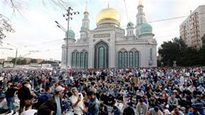 روسيا.. آلاف المسلمين يؤدون صلاة عيد الفطر