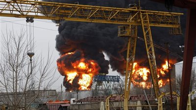 قرب الحدود الأوكرانية.. حريق ضخم في منشأة للجيش الروسي 