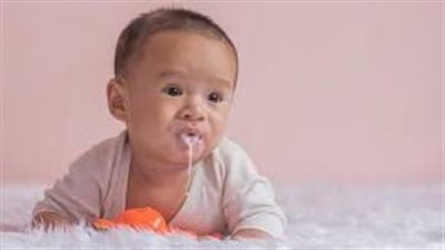 علاج التقيؤ لدى الرضيع وأسبابه