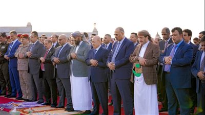 نائب رئيس مجلس القيادة الرئاسي في اليمن يؤدي صلاة عيد الفطر في منطقة الرئاسة بمعاشيق بعدن (صور)