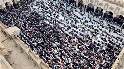 الرئيس المصري يؤدي شعائر صلاة العيد في مسجد المشير طنطاوي