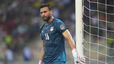 أبو جبل يلبي طلب مشجعة للفريق الأبيض خلال مواجهة إيسترن كومباني