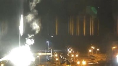 الطوارئ الروسية تخمد حريقًا ضخمًا في مستودع بموسكو