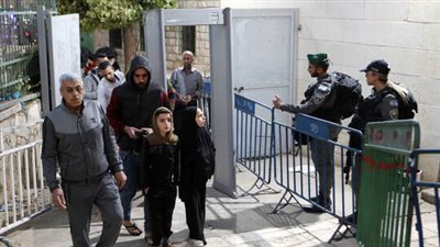 إسرائيل تفرض طوقا أمنيًا على الضفة.. وتغلق المعابر مع غزة