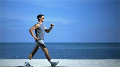 باحثون: المشي السريع يساهم في تقليل العمر البيولوجي للإنسان
