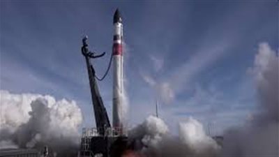 شاهد.. شركة أمريكية تنجح بالتقاط بقايا صاروخ عائد من الفضاء