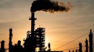 النفط يصعد 1% بعد مؤشرات على تراجع المخزونات