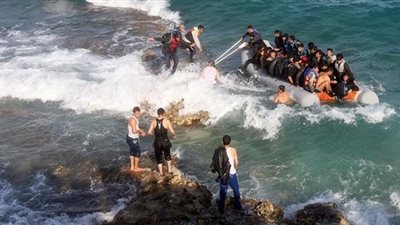 غرق مركب يقل 90 مهاجرًا قبالة السواحل التونسية