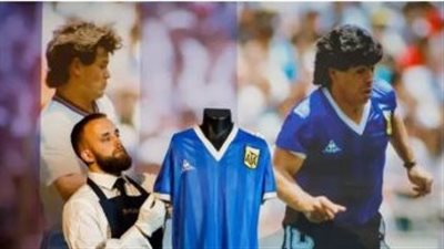 في مزاد علني.. بيع قميص العالمي مارادونا مقابل 8.9 مليون