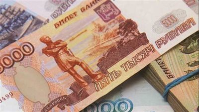 الروبل الروسي يحلق مرتفعا لأعلى مستوى منذ عامين مقابل الدولار واليورو