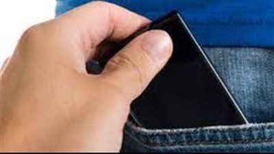 خبير يحذر من وضع الهاتف الذكي في الجيب